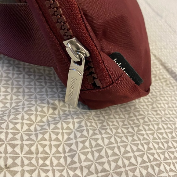 Rare Color> Lululemon Everywhere Belt Bag Dark Red [New] - Picture 3 of 9